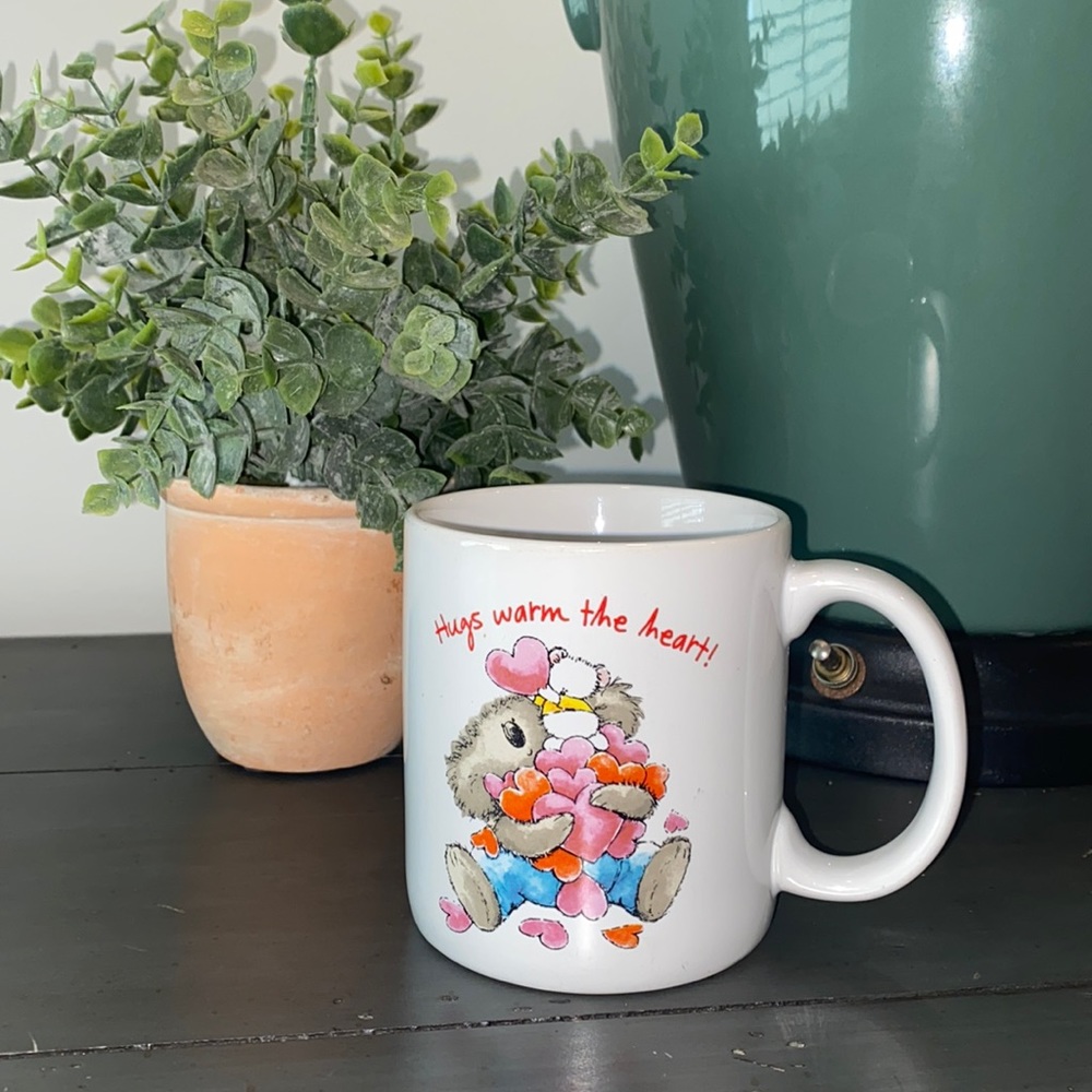 Hugs Warm The Heart Bear and Hearts motif Coffee Cup Tea Mug
